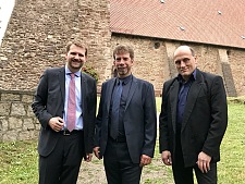 Das Bild zeigt Ortsamtsleiter Florian Boehlke, Ilsenburgs Bürgermeister Denis Loeffke und den stellvertretenden Beiratssprecher Stefan Besecke in Ilsenburg.