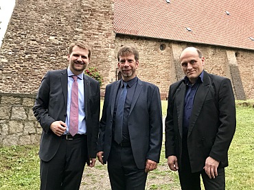 Das Bild zeigt Ortsamtsleiter Florian Boehlke, Ilsenburgs Bürgermeister Denis Loeffke und den stellvertretenden Beiratssprecher Stefan Besecke in Ilsenburg.